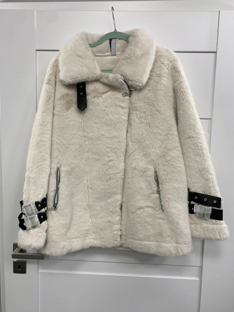 Kurtka Kożuszek zimowa ciepła futro z klamrami ramoneska (L/XL)