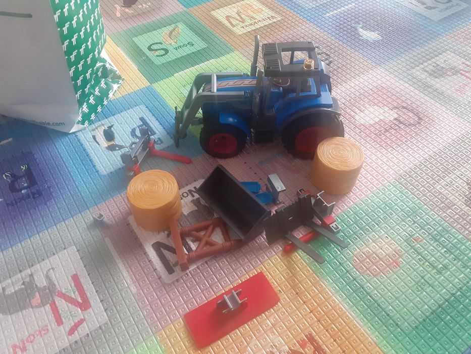 Traktor z Playmobile z sianem