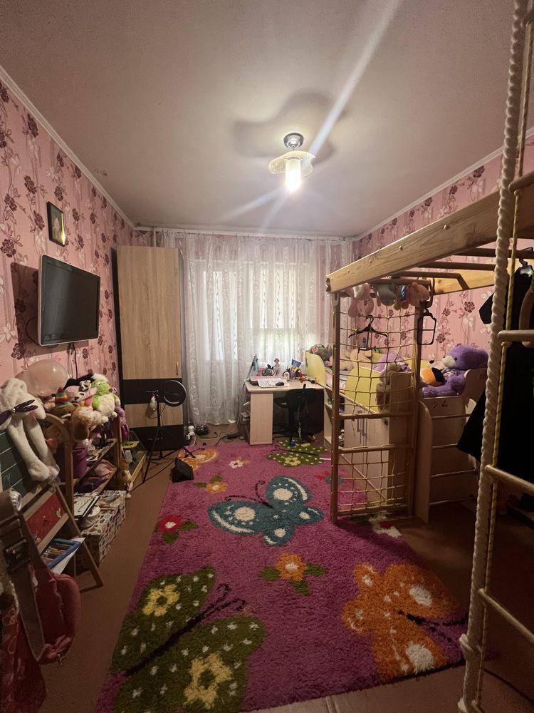 Продам 3 кімнатну квартиру по вулиці Лісового 29 ( 2-Східний ) .
