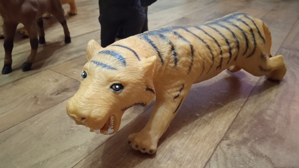 Звери большие  резиновые .