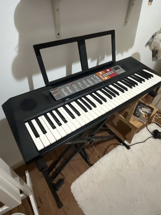 Yamaha piano digital com suporte e cabo