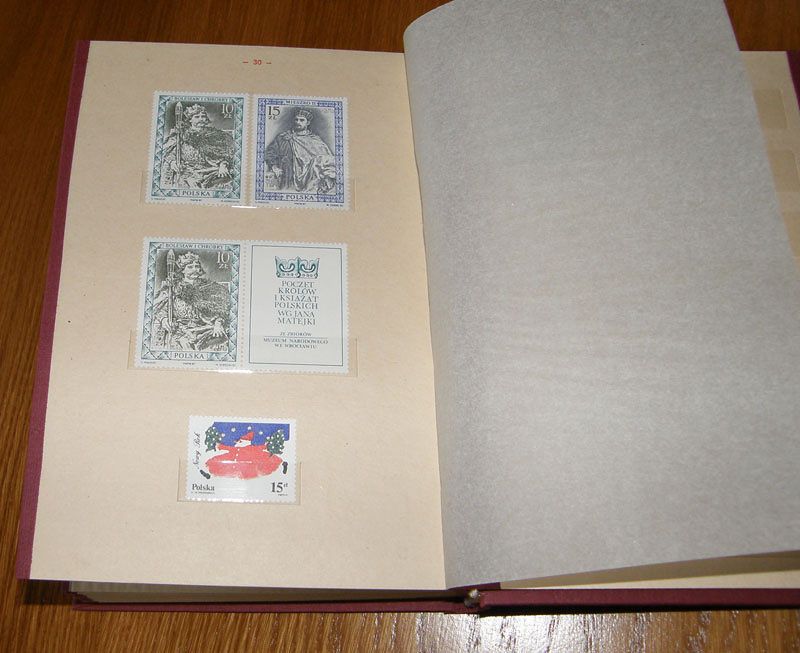 Klaser ze znaczkami pocztowymi Polski Ludowej z lat 1985-87 tom XVI