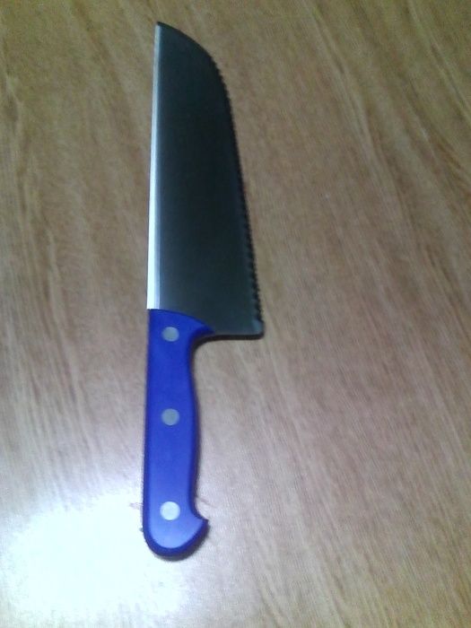 Mais facas de serrilha