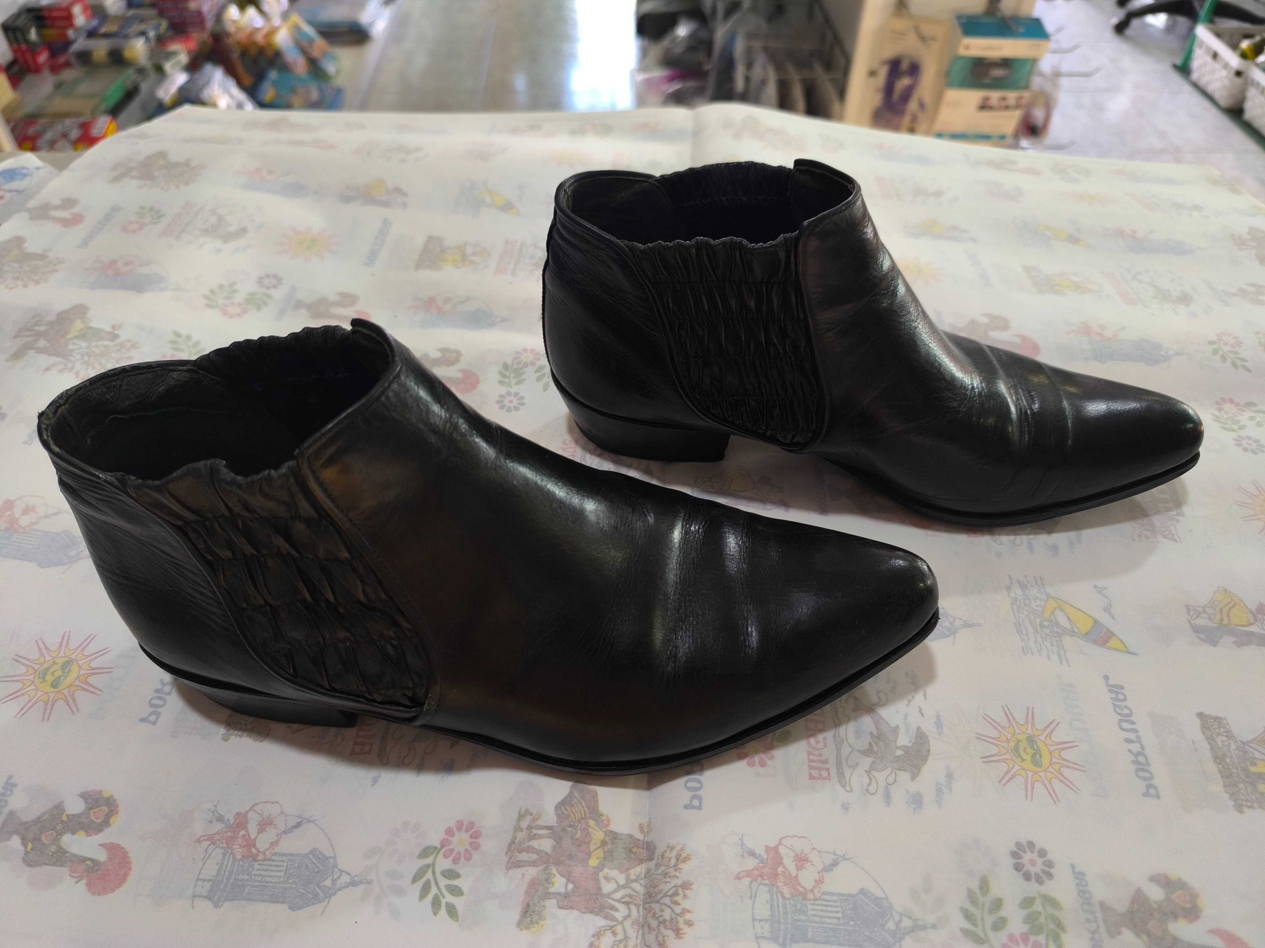 botas clássicas em preto de marca