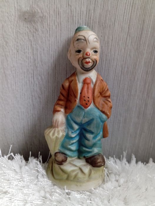 Figurka ceramicznego klauna-włóczęgi