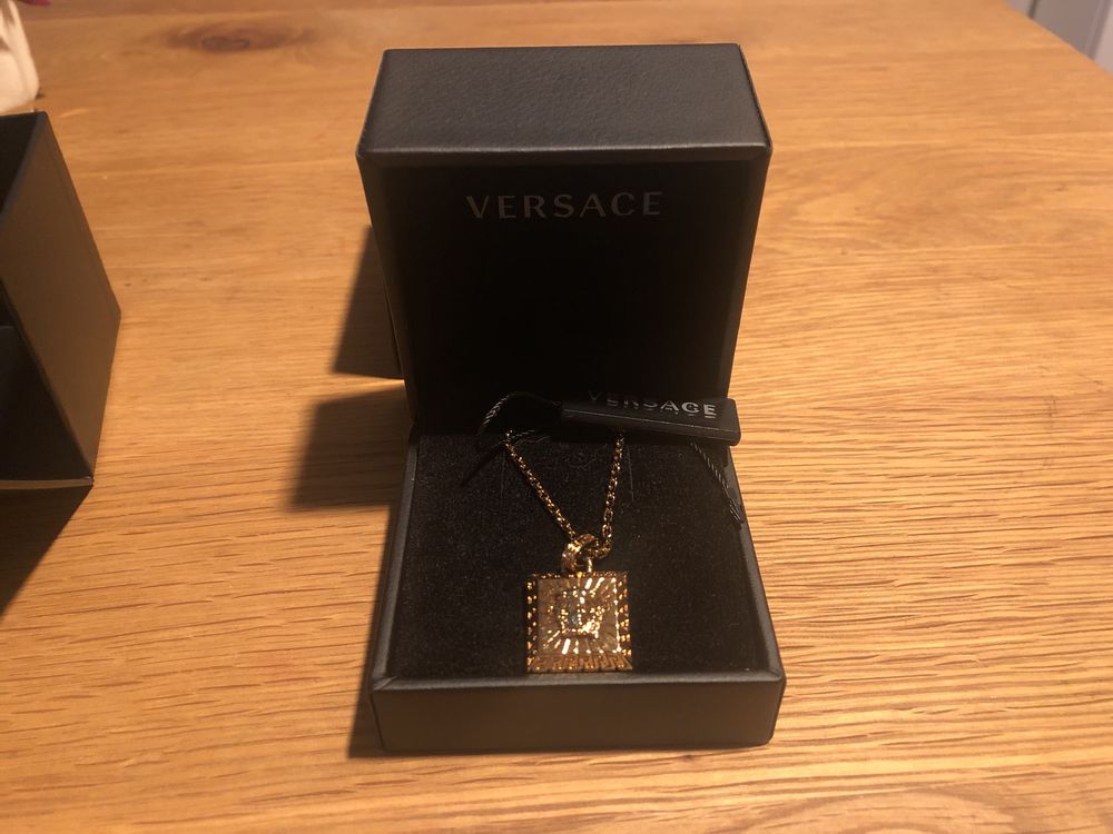 Colar versace medusa square novo