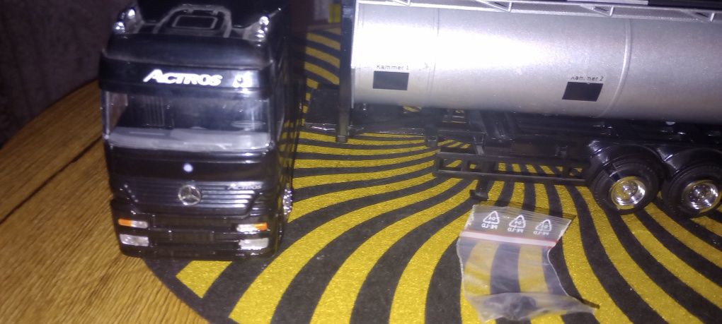 Model NZG Mercedes Actros z naczepą Cysterny