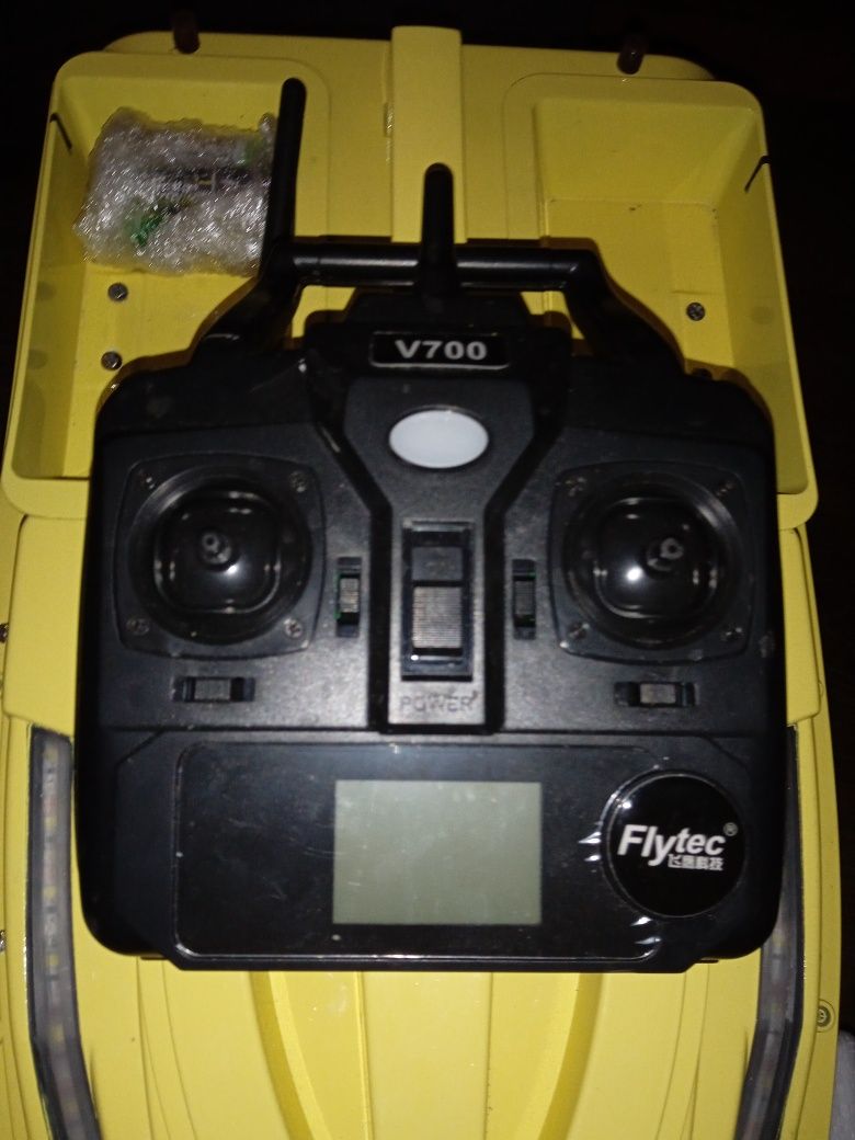 Продам карповий кораблик Flytec v700