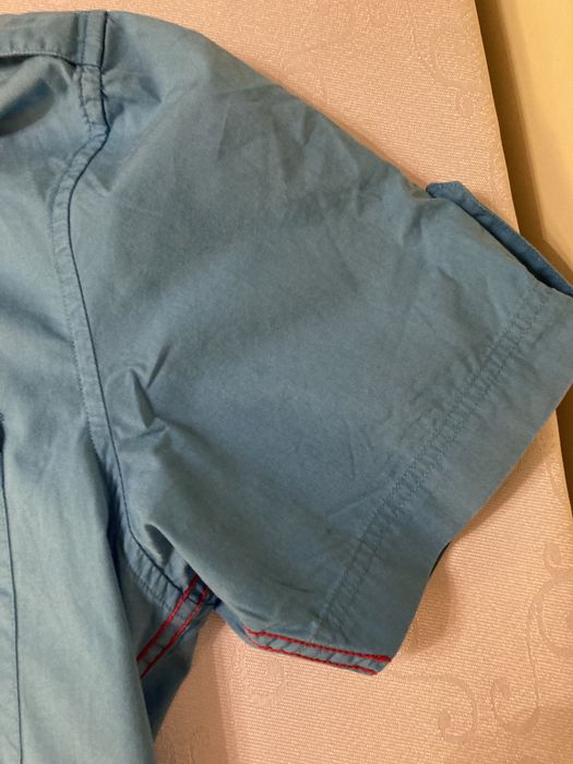 Koszula z krótkimi rękawami wygodna z napisami.