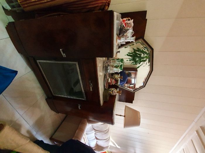 Móvel cristaleira Art Déco