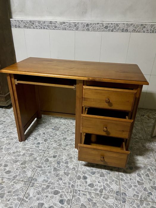 Secretária de madeira maciça