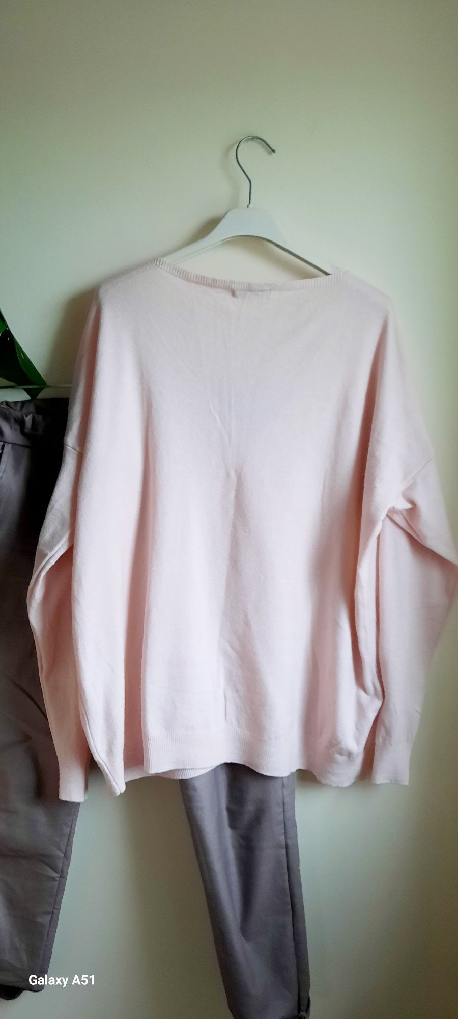 Sweter z naszywką A