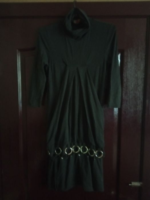 Продам. Платье женское размер S.