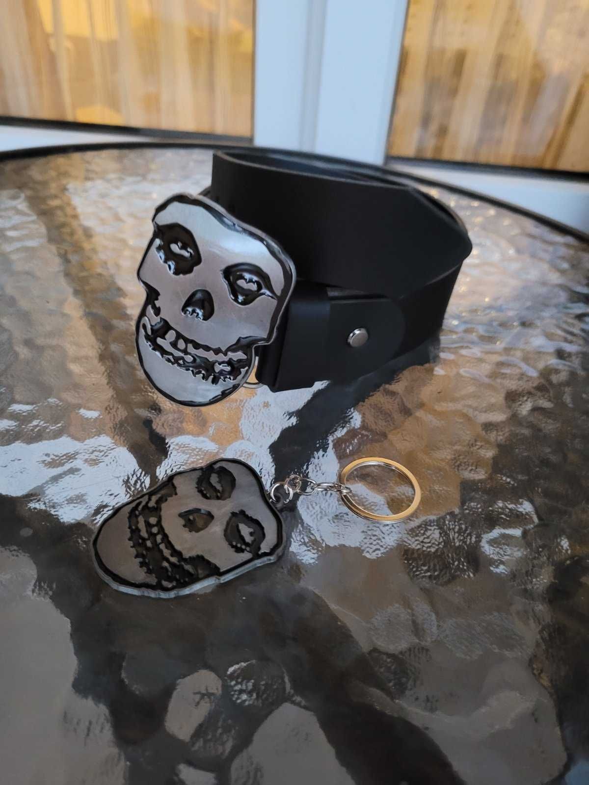 Zestaw czarny męski skórzany pasek + brelok ręcznie robiony Misfits