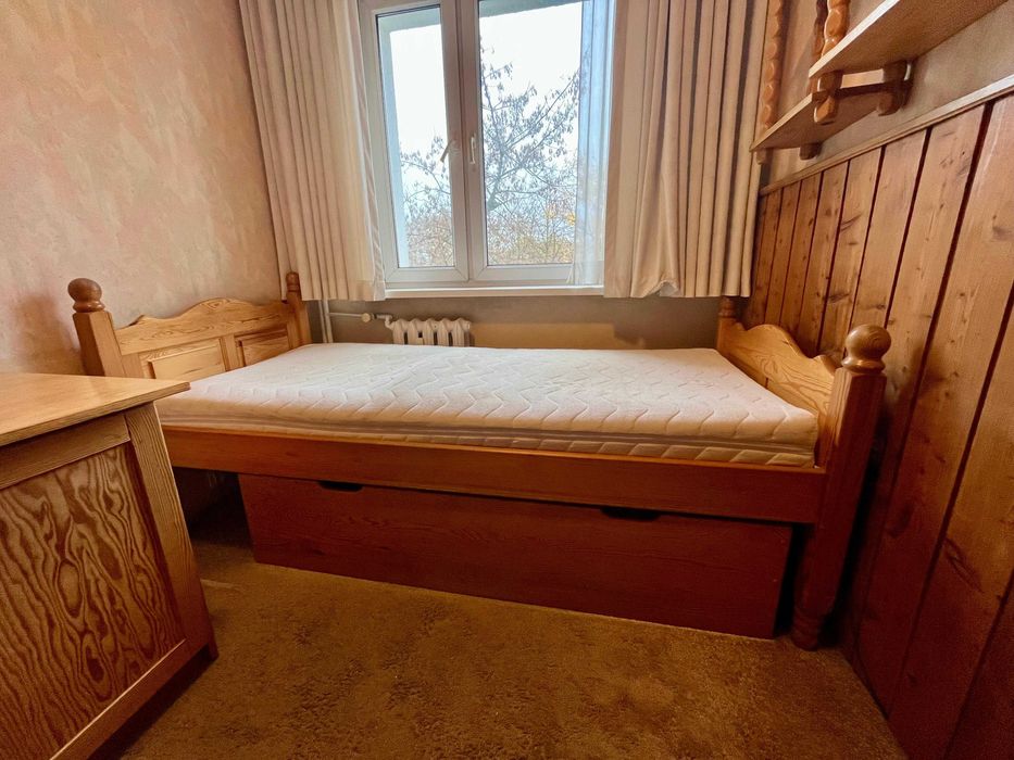 Łóżko z litego drewna z dużą szufladą i materac 200x80