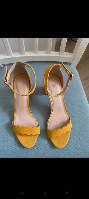 Musztardowe żółte sandały na słupku h&m