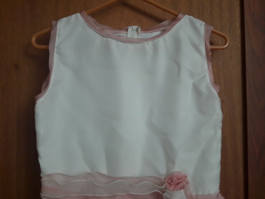 Vestido branco e cor de rosa claro