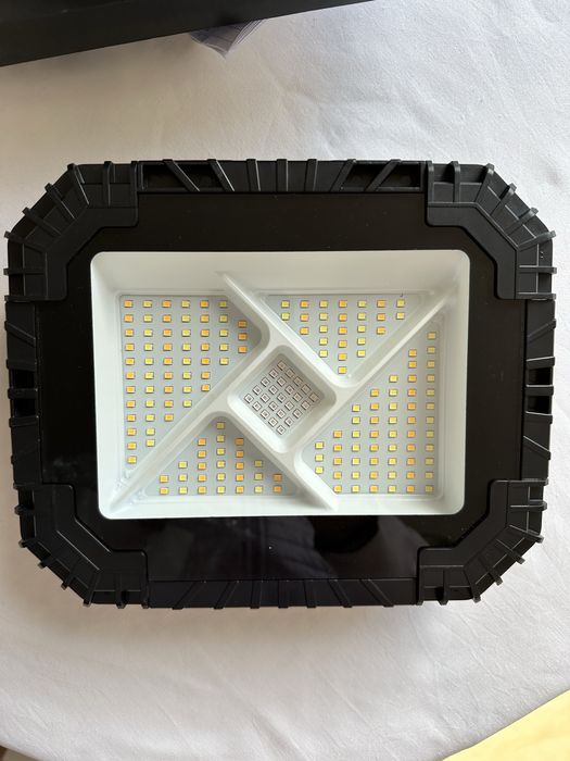 Multihunkcyjna lampa solarna