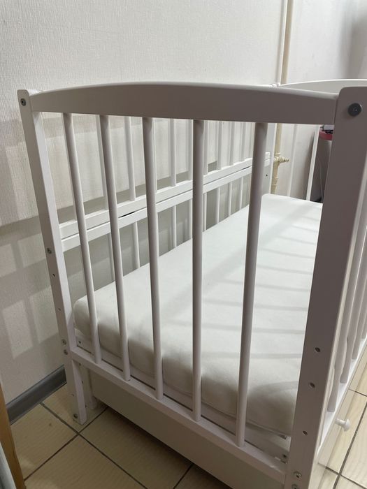 Дитяче лiжко та пеленальний стіл-комод