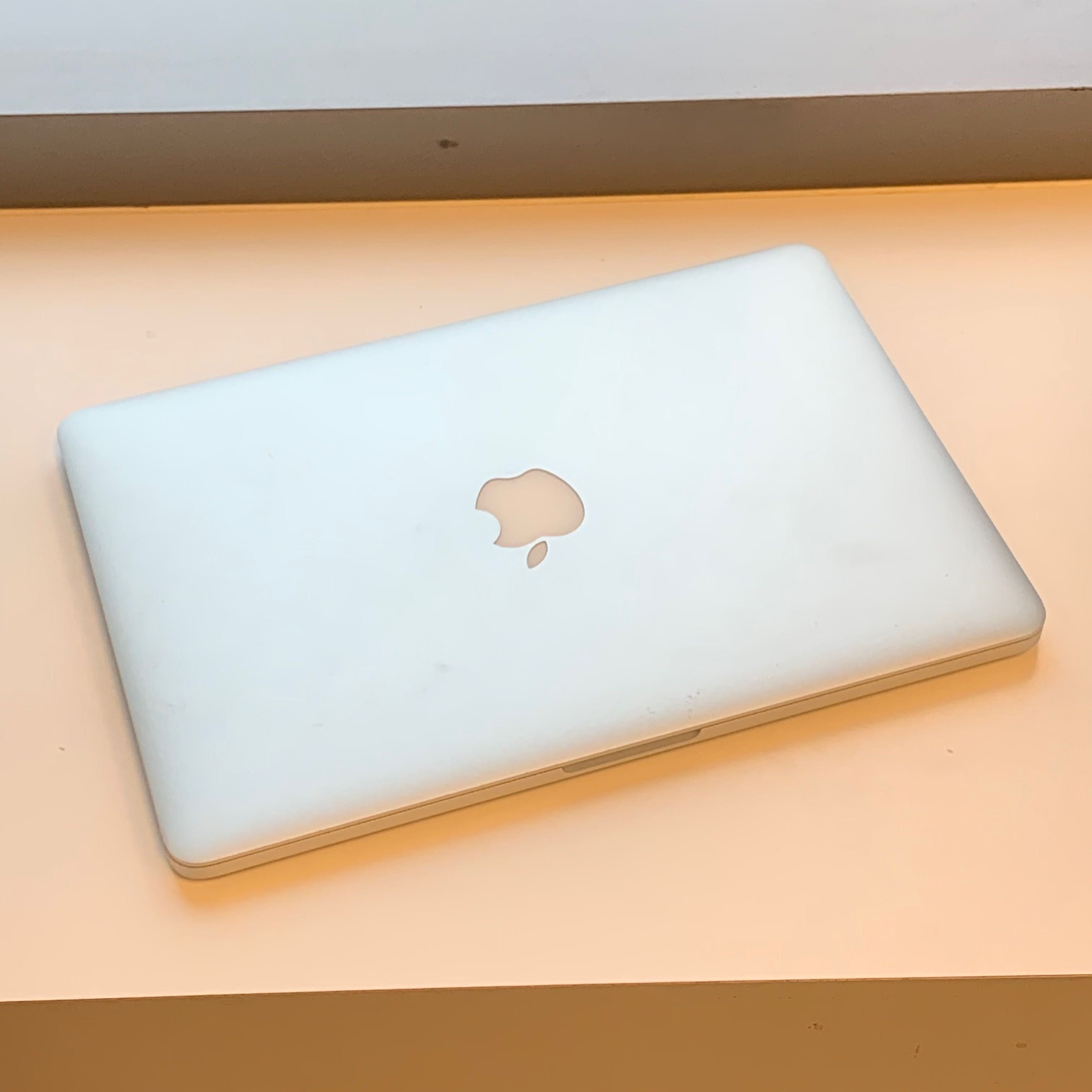 MacBook Pro 13 -calowy z ładowarką w pełni sprawny