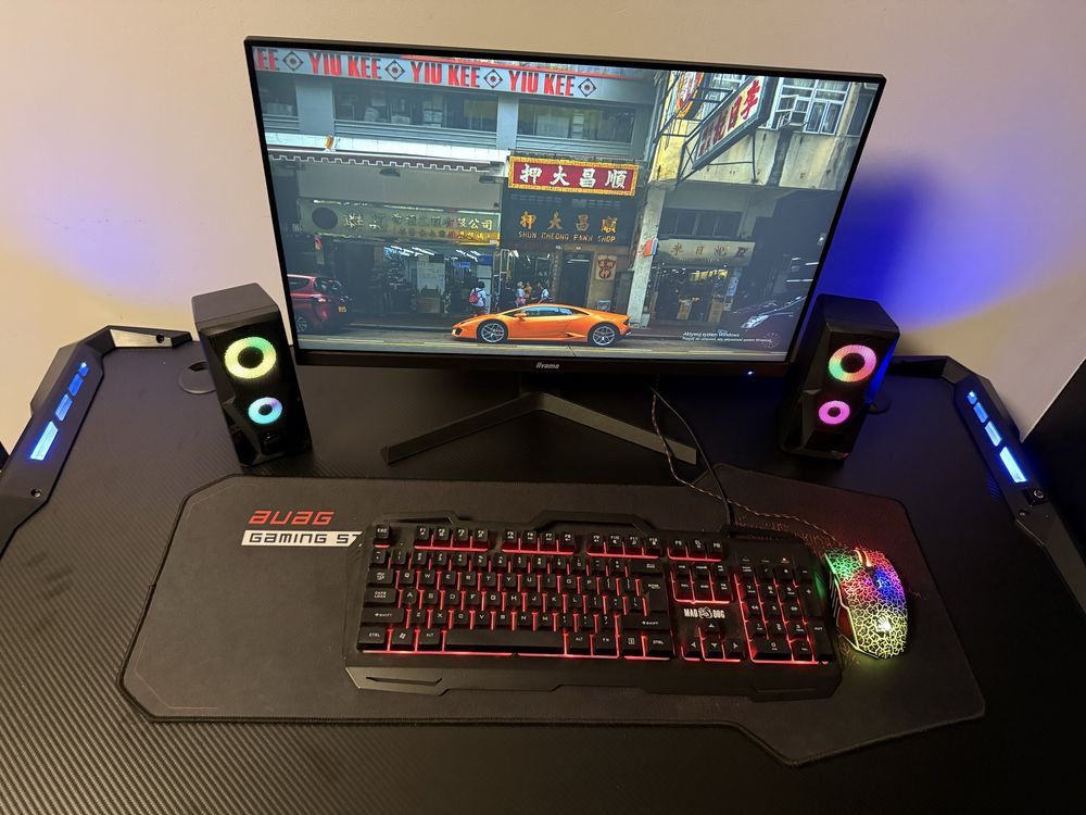 Komputer gamingowymi  z monitorem wraz z calym stanowiskiem