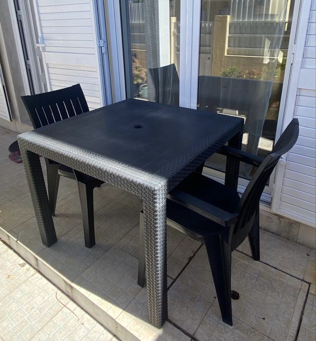 Mesa de jardim para refeições com duas cadeiras