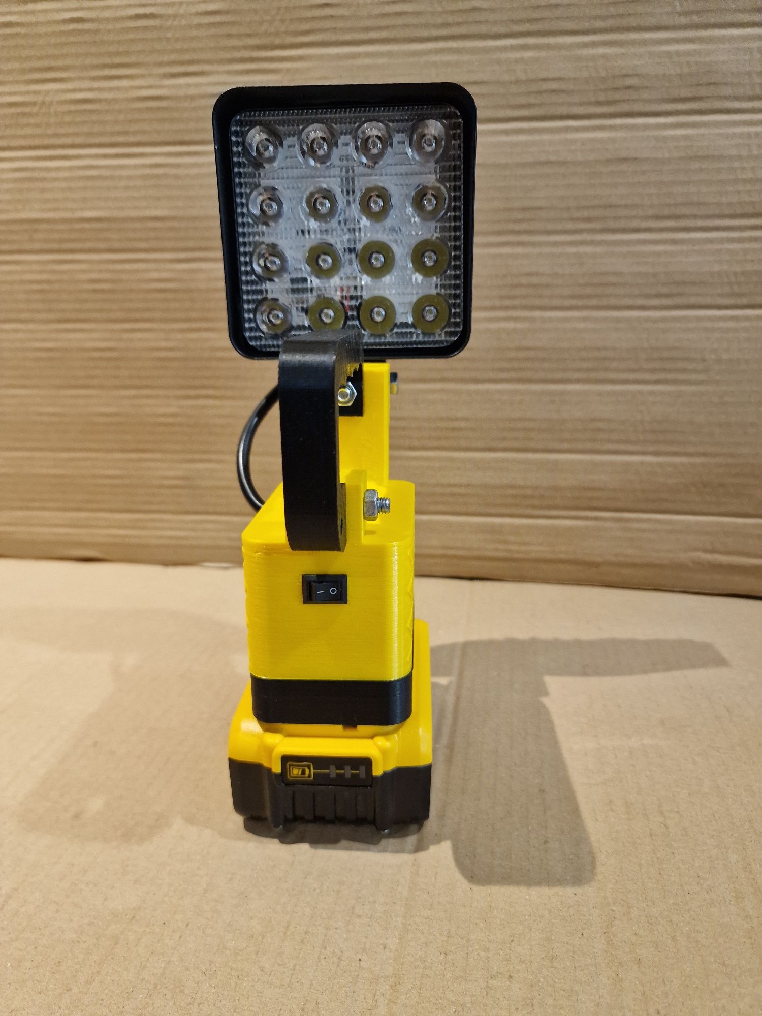 Lampa do baterii Dewalt 18V z ZABEZPIECZENIEM!