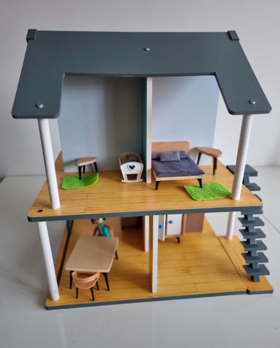 Duży drewniany domek dla lalek