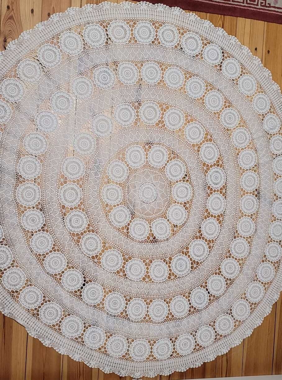 Koronkowy okragly obrus bawelniany, szydelkowany o srednicy 155cm