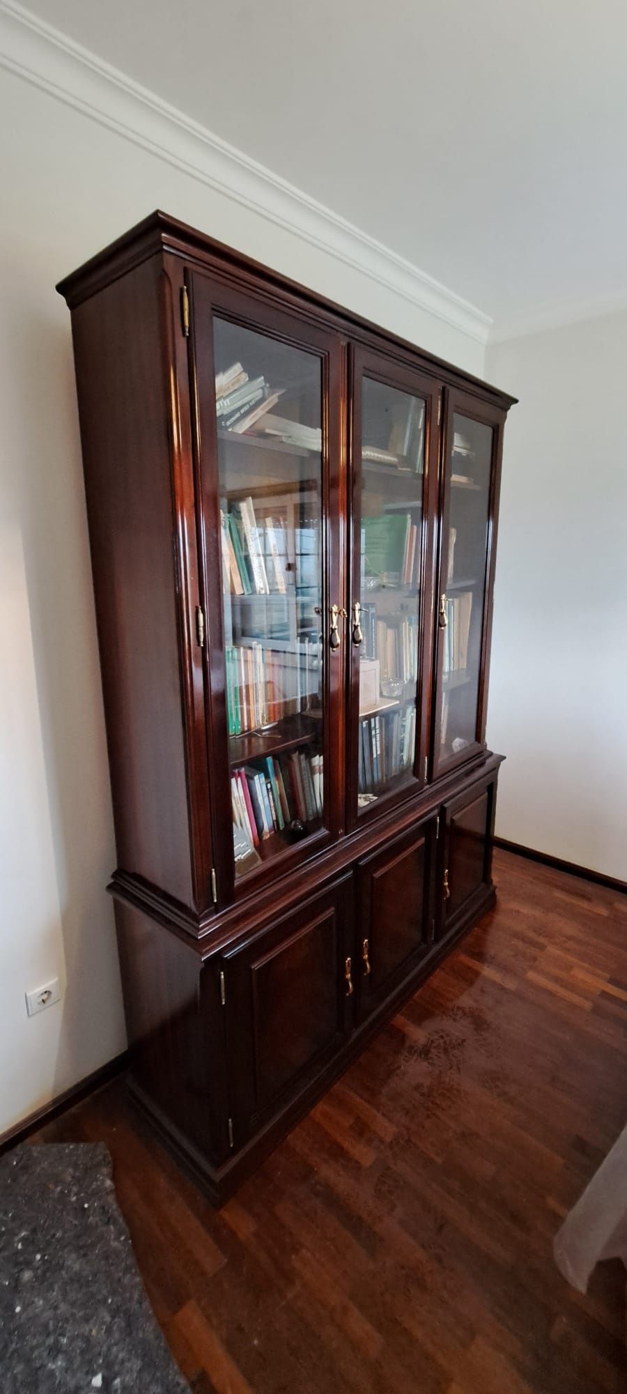 Antiga e Clássica Vitrine estilo inglês.