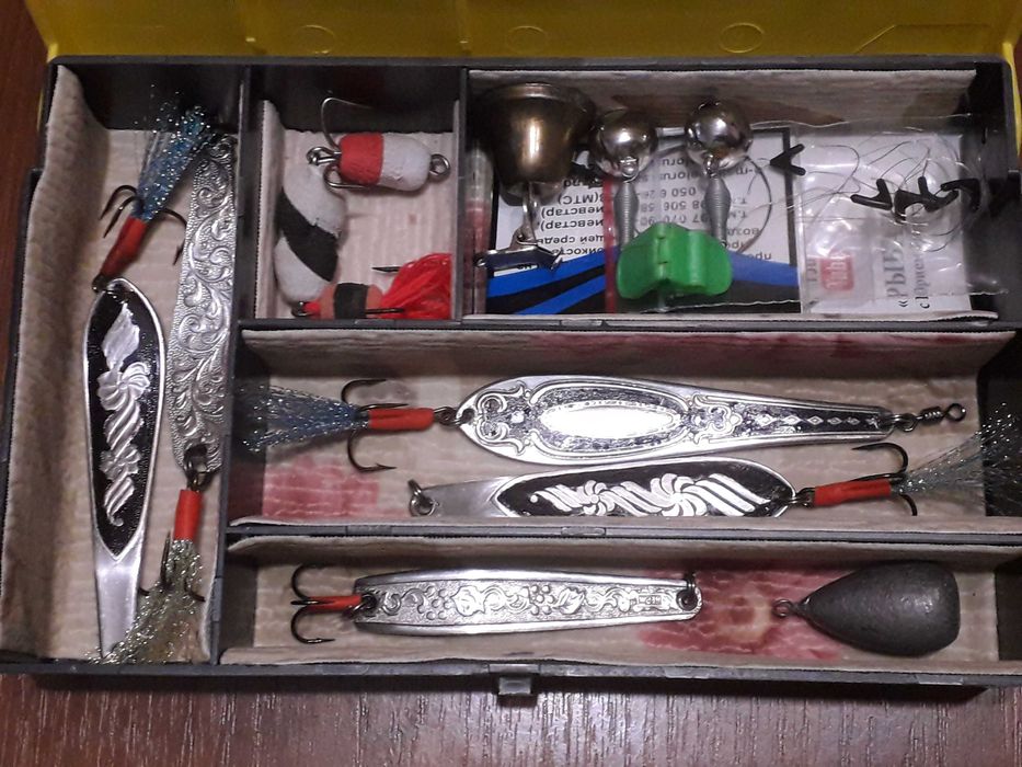 Все для рибалки, органайзер, наживка, леска, кормушки.