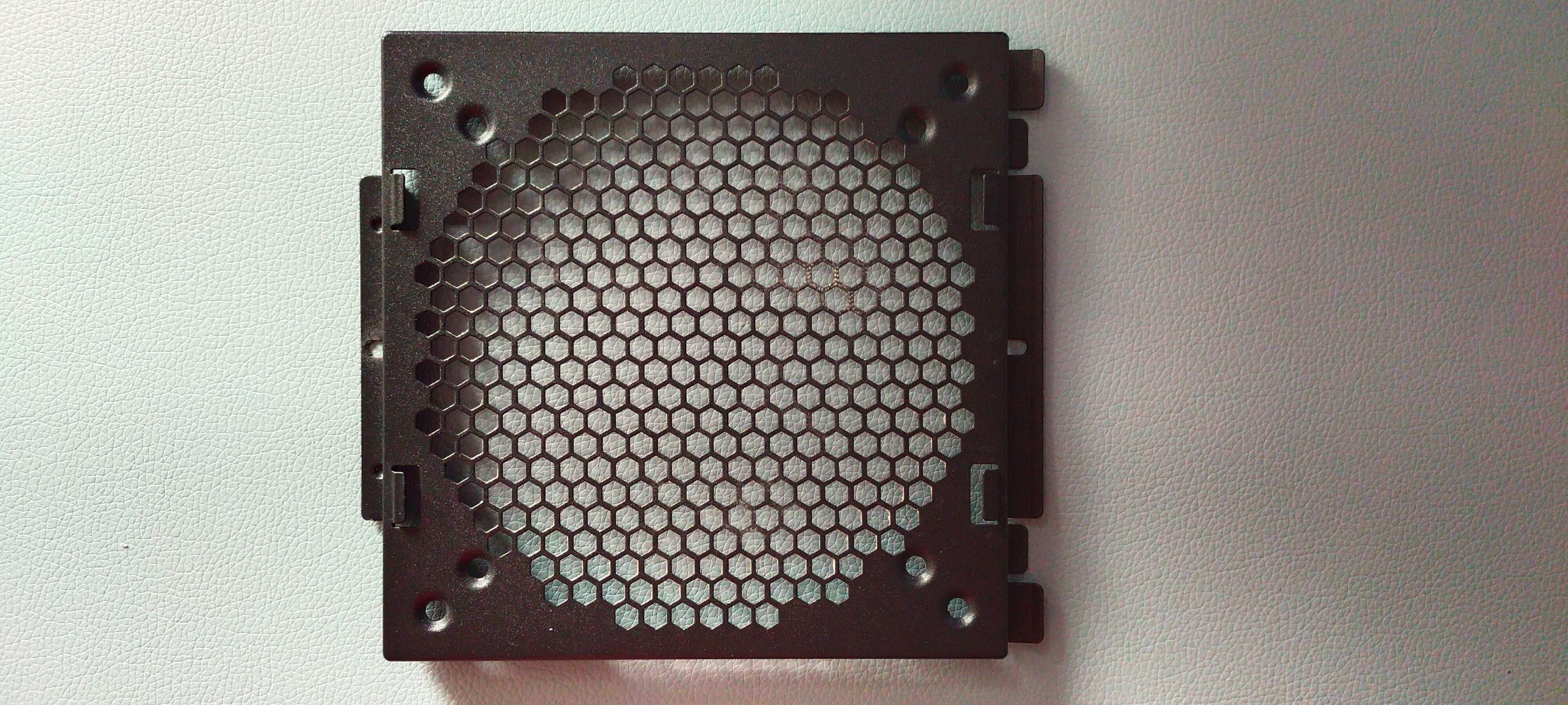 Tacki na dyski SSD | HDD 2,5". Metalowe siatkowane zaślepki 5,25"itp.