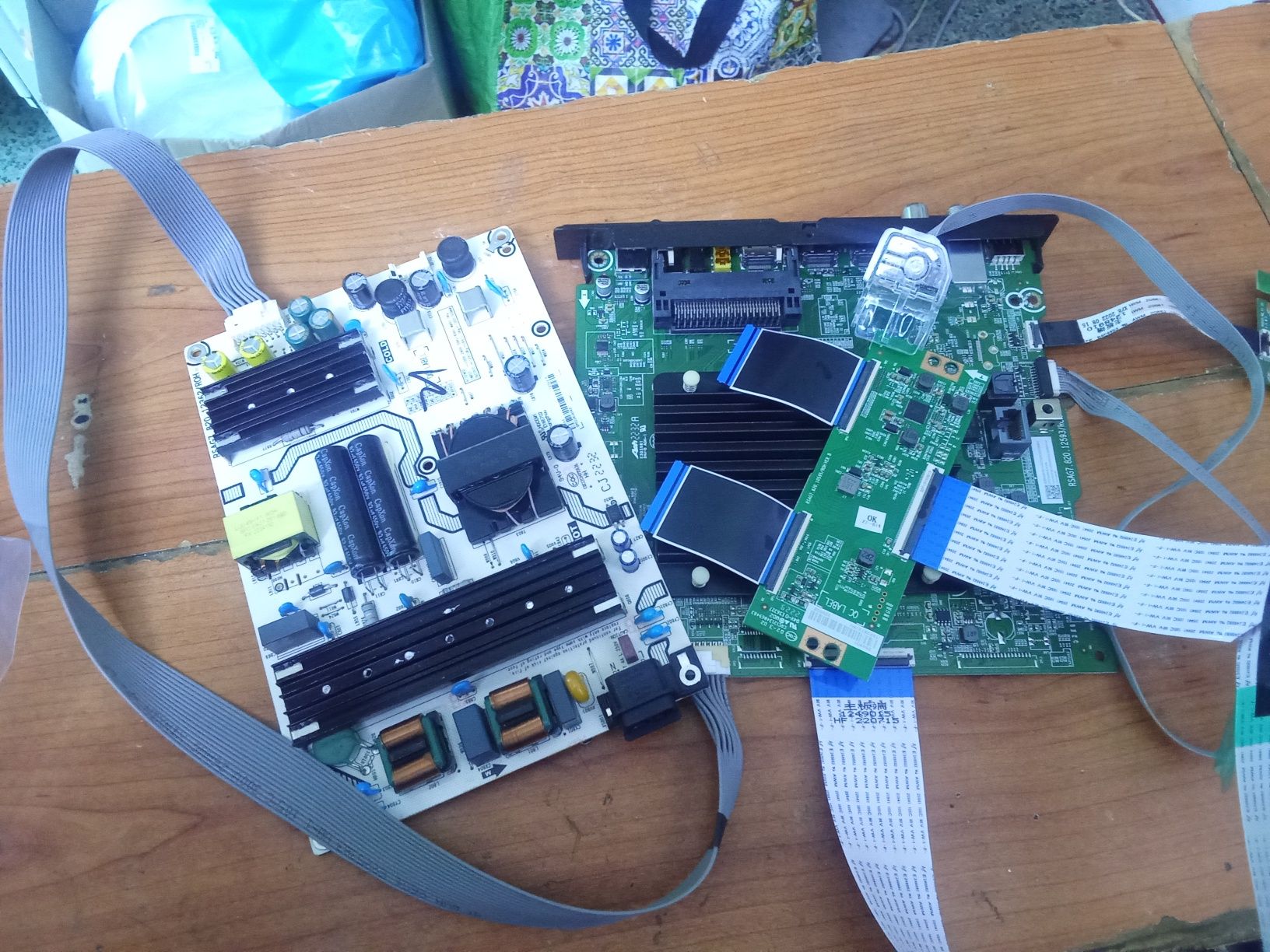Conjunto Fonte e mainboard Hisense - 02