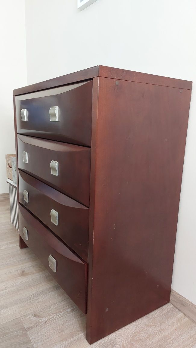 Sprzedam zestaw mebli – stół, 4 krzesła, komoda