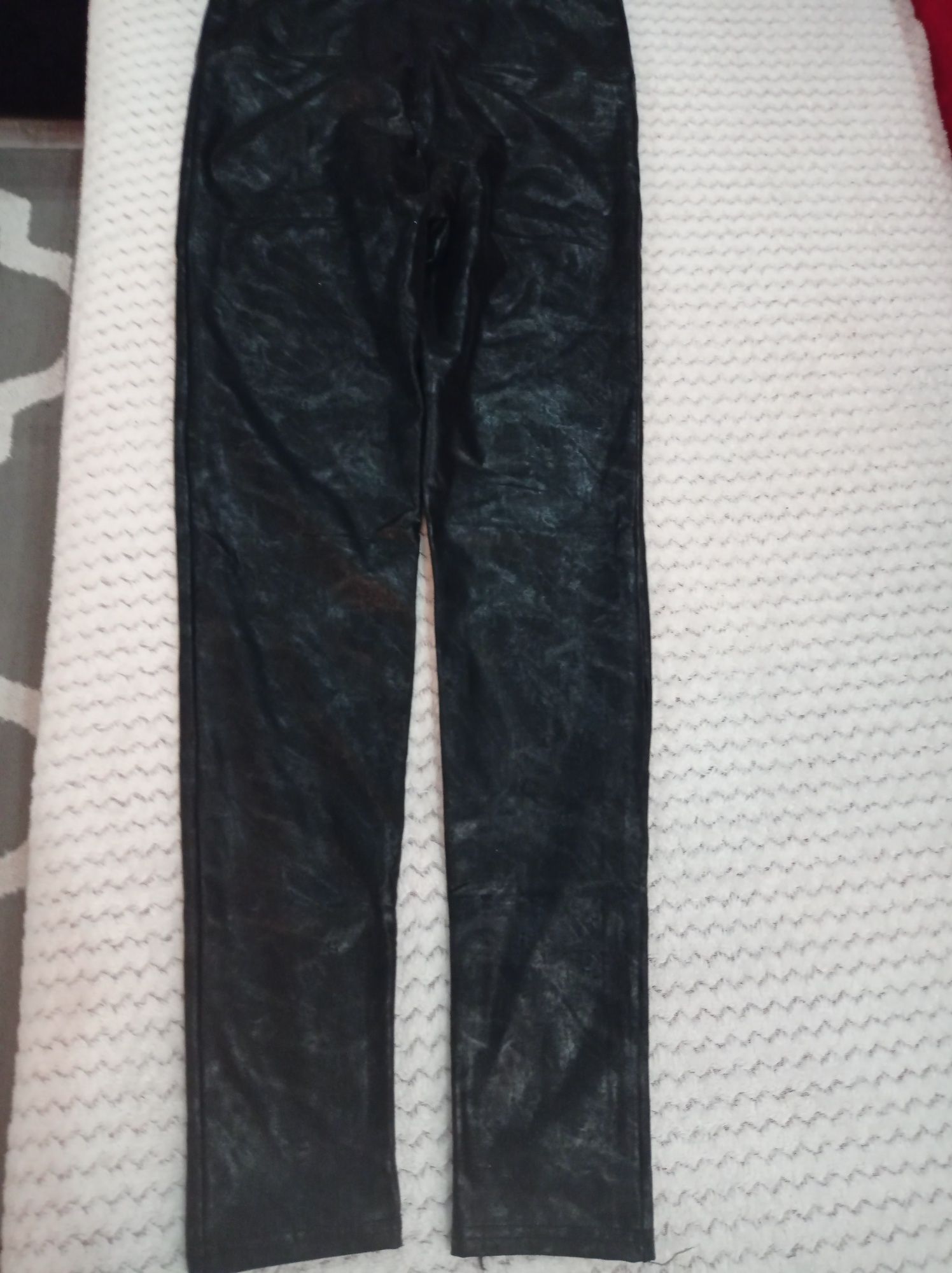 Czarne legginsy  lejący materiał