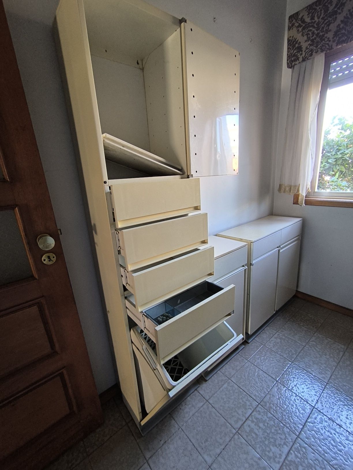 Ofereço 3 blocos de armários antigos de WC marca Allibert