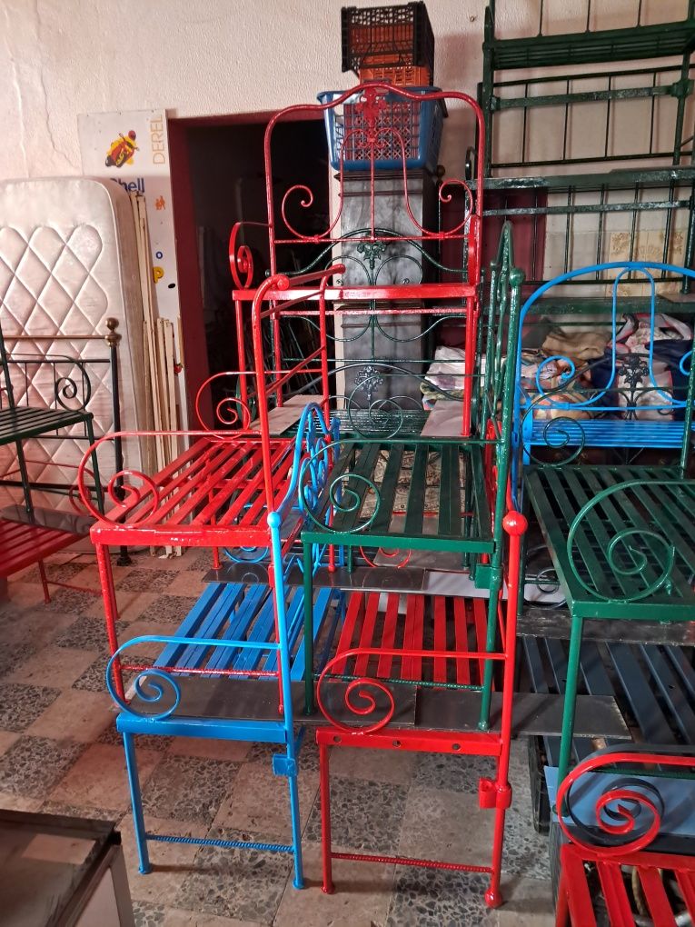 Bancos em ferro forjado para jardim.