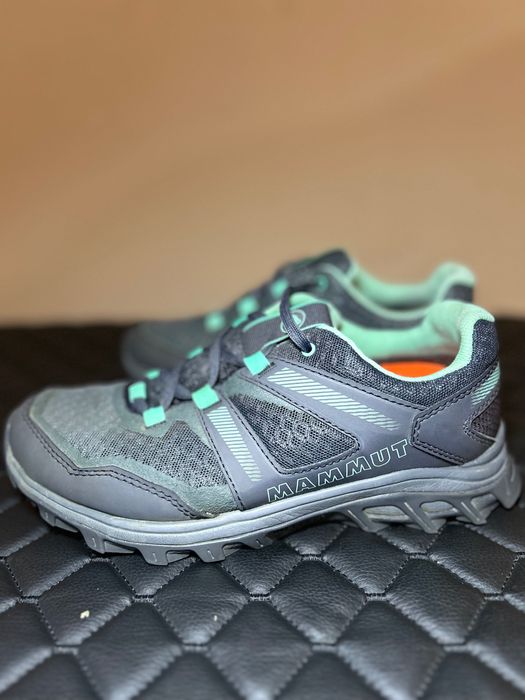 Фірмові жіночі кросівки Mammut