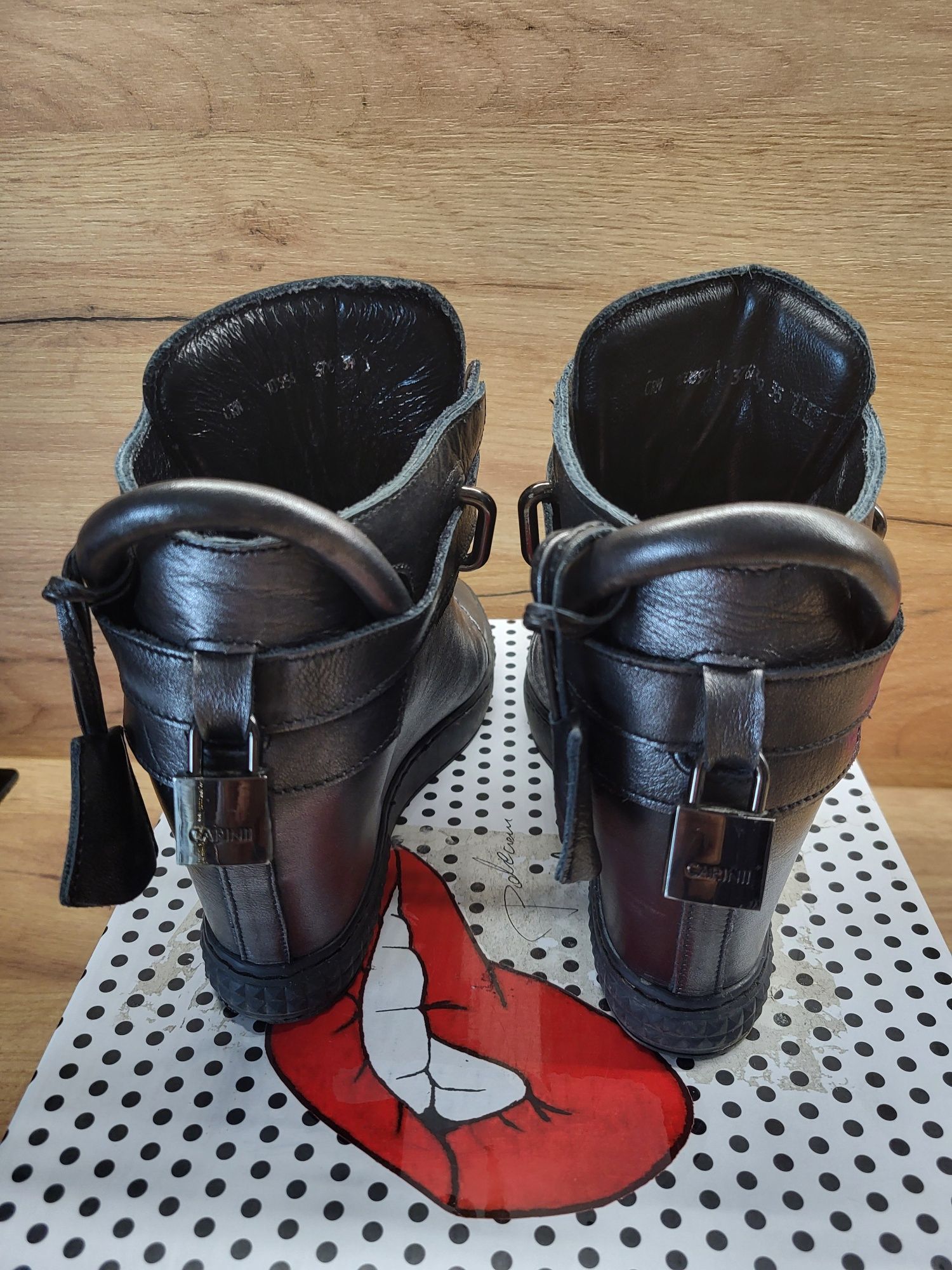Carini sneakersy na koturnie