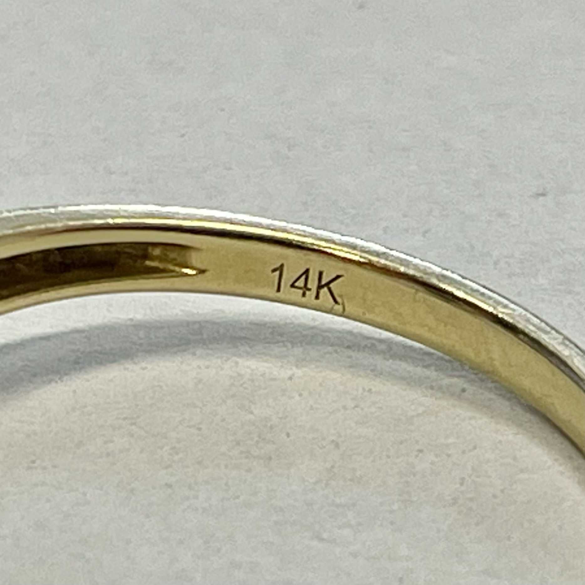 Złoty Pierścionek Apart z brylantami 0,12 ct - próba 585