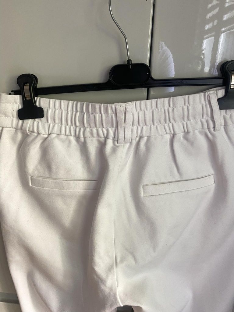 Białe spodnie dresowe New Yorker Amisu