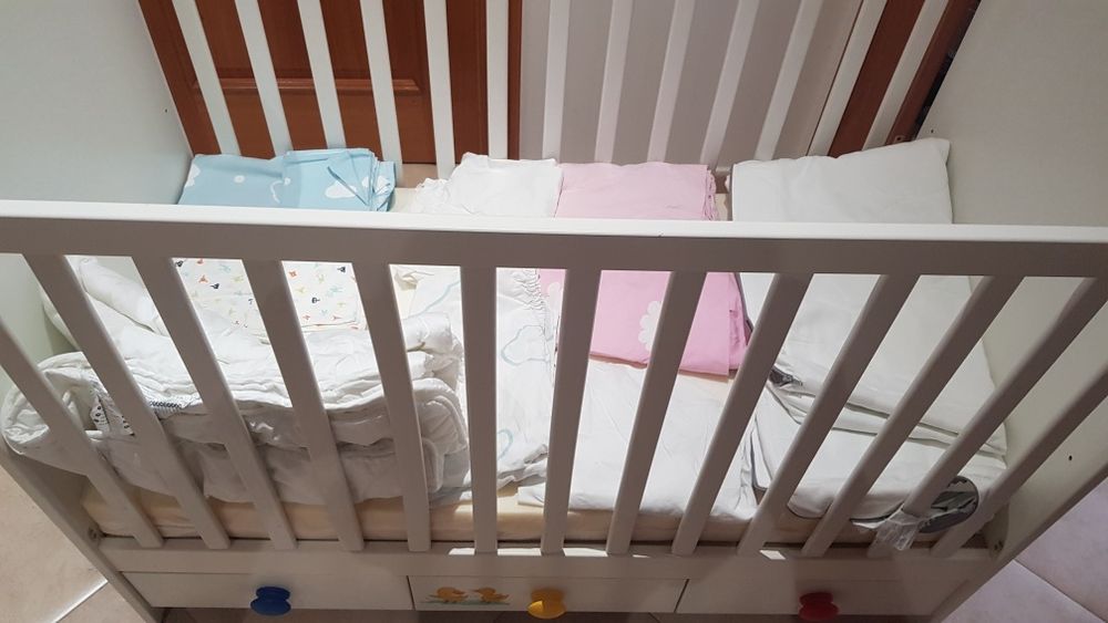 Berço com 3 gavetas com colchão edredao e lençóis