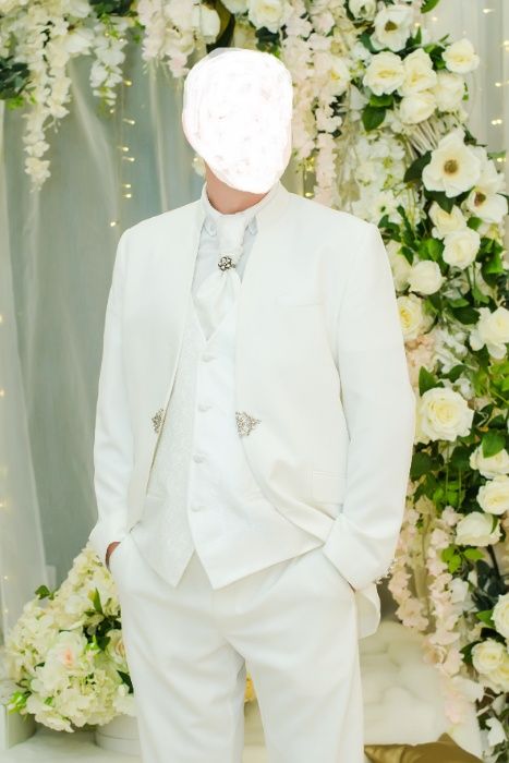 Стильный, солидный костюм тройка цвета айвори на выпускной или свадьбу