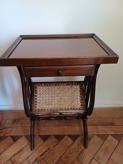 Mesa de apoio em madeira + Camilha Vintage