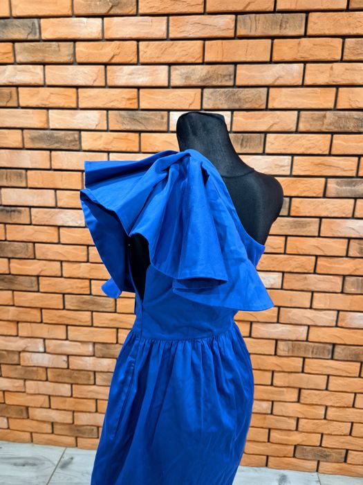 Elegancka sukienka na jedno ramie z falbaną