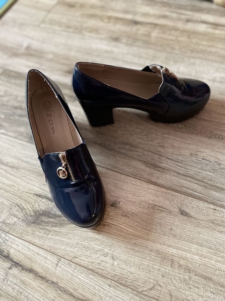 Туфлі жіночі лаковані темно-сині