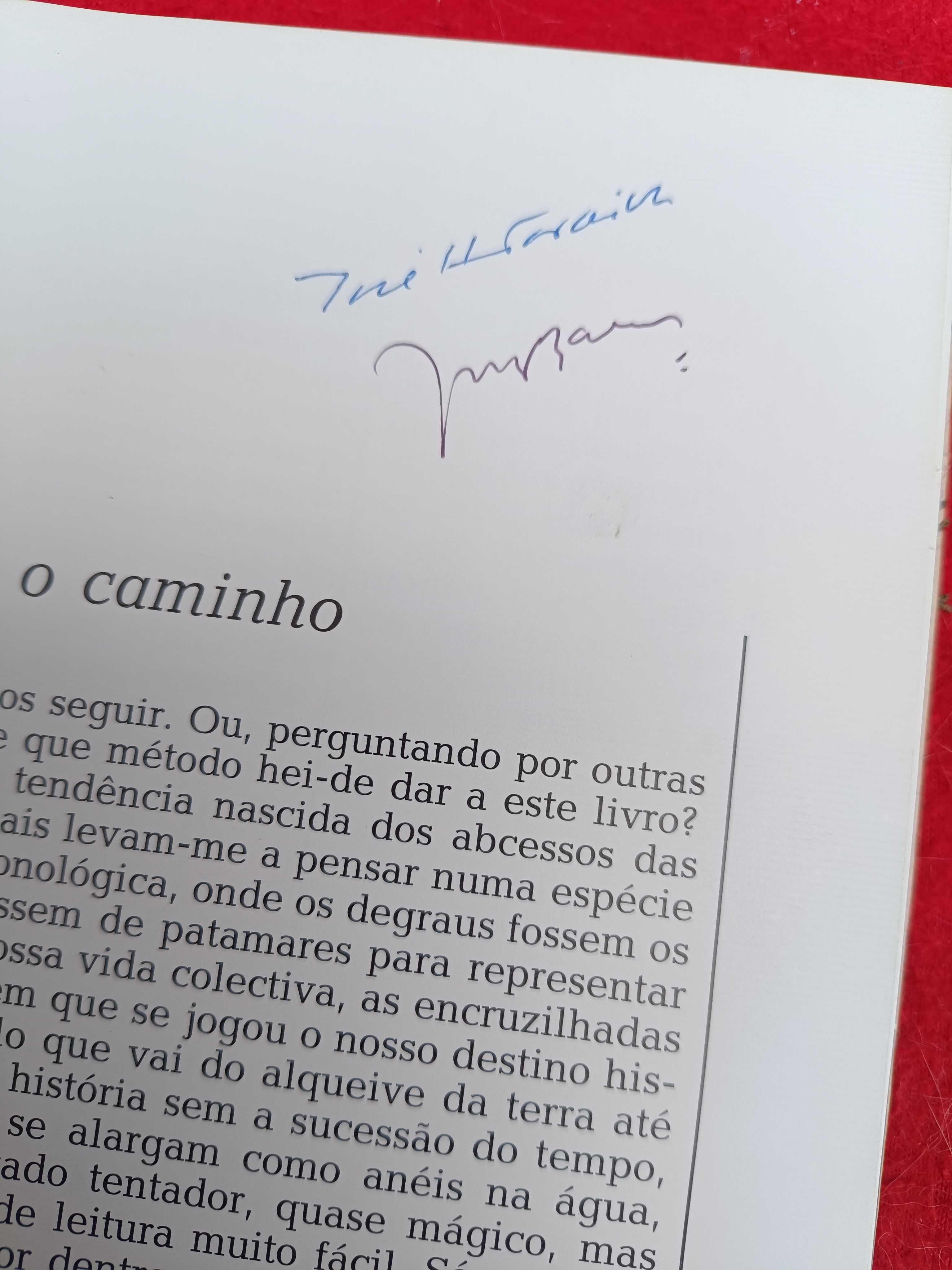 Livro de José Hermano Saraiva com assinatura do próprio