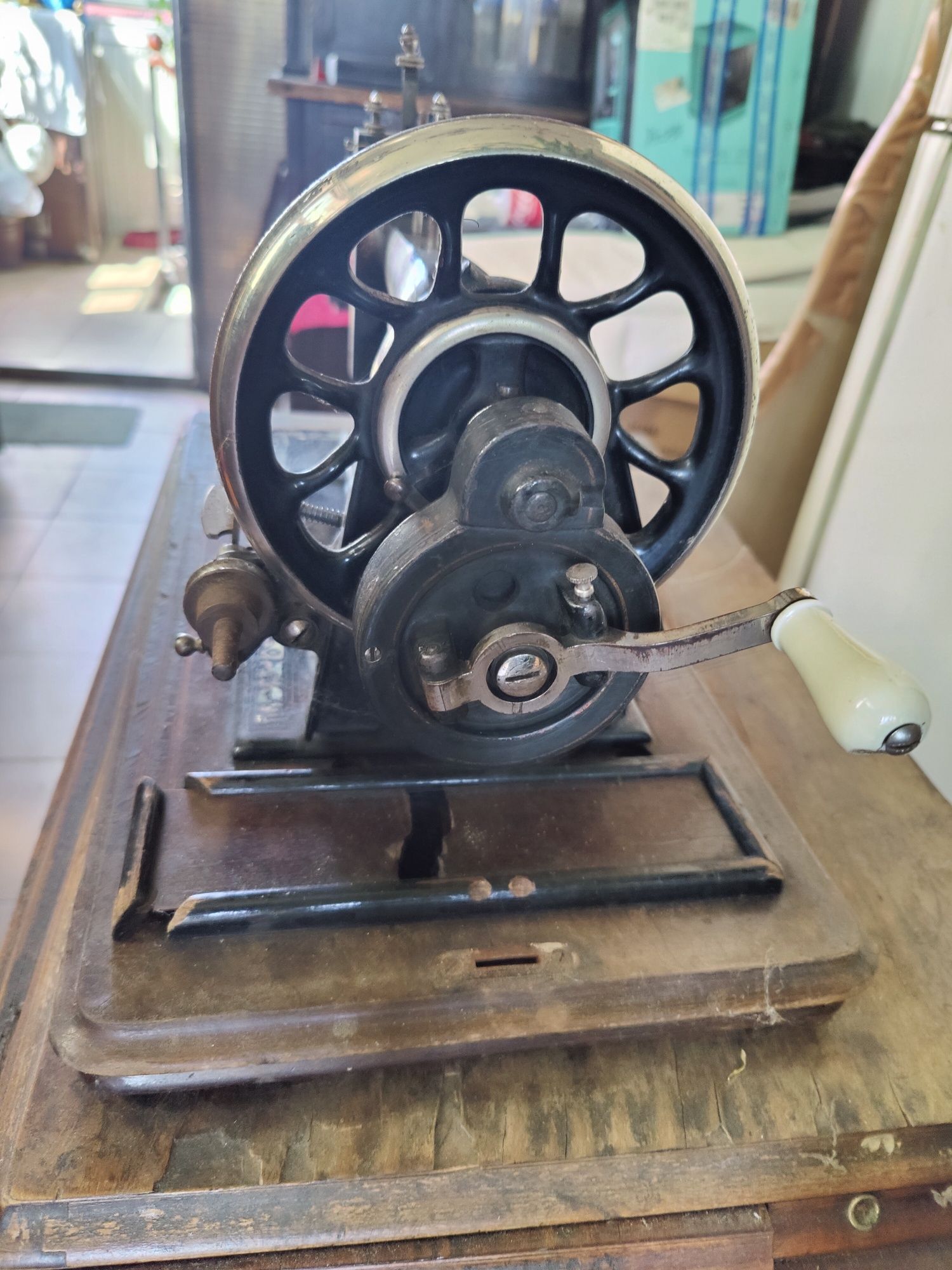 Старинная швейная машина Зингер