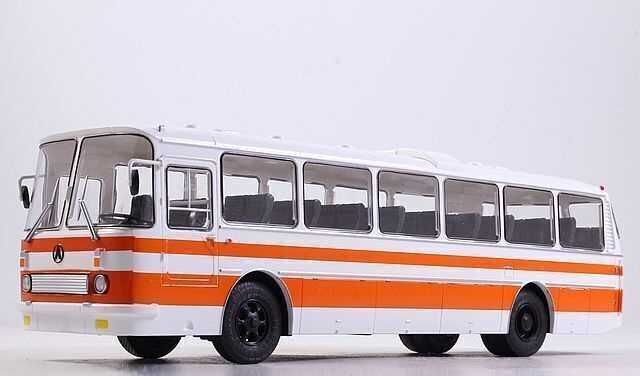 моделі автобусів і вантажівок