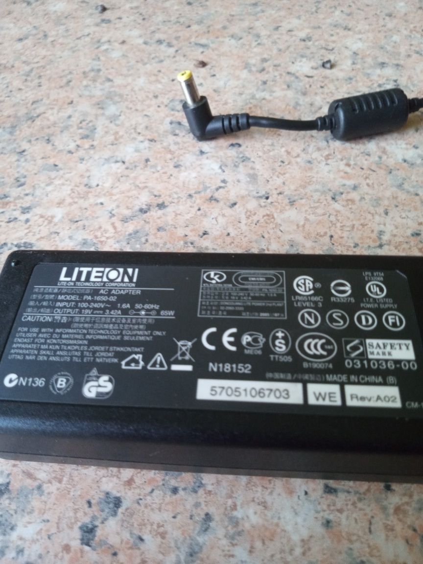 Ładowarka do laptopa parametry na zdjeciu